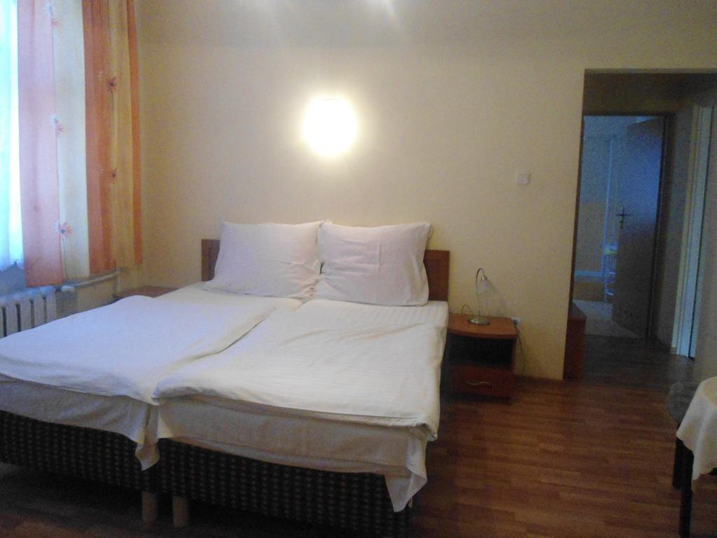 Hotel Pod Platanami Trzebnica Habitación foto