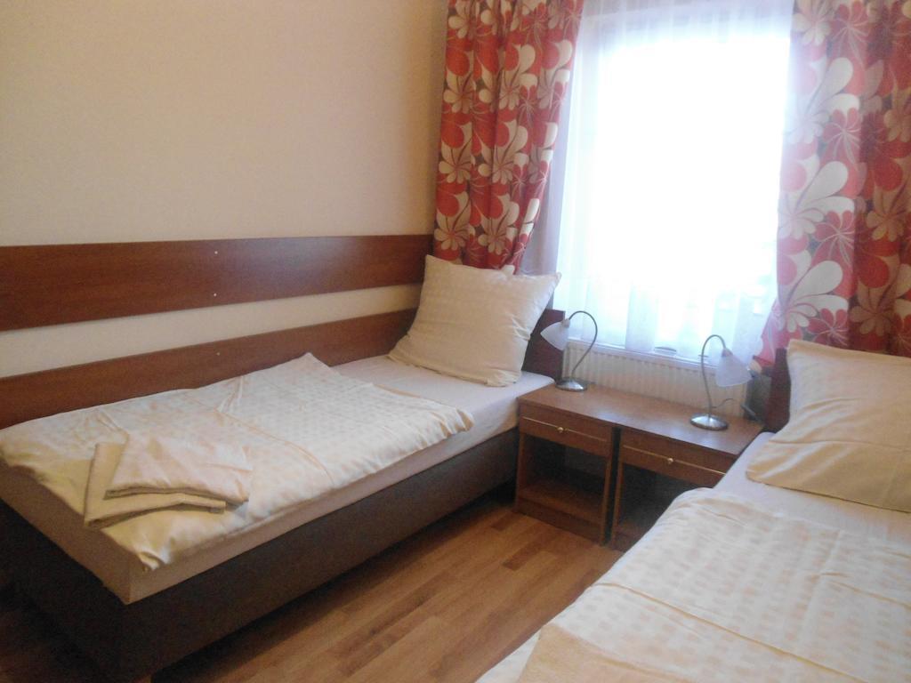 Hotel Pod Platanami Trzebnica Habitación foto