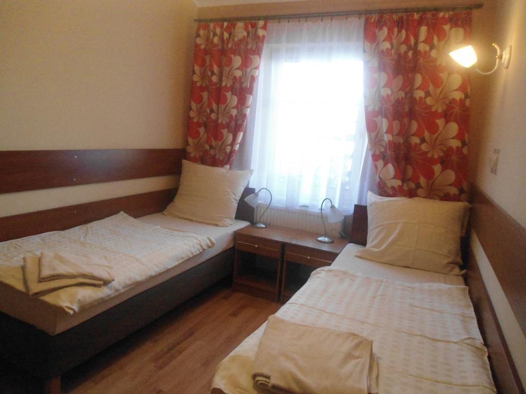 Hotel Pod Platanami Trzebnica Exterior foto