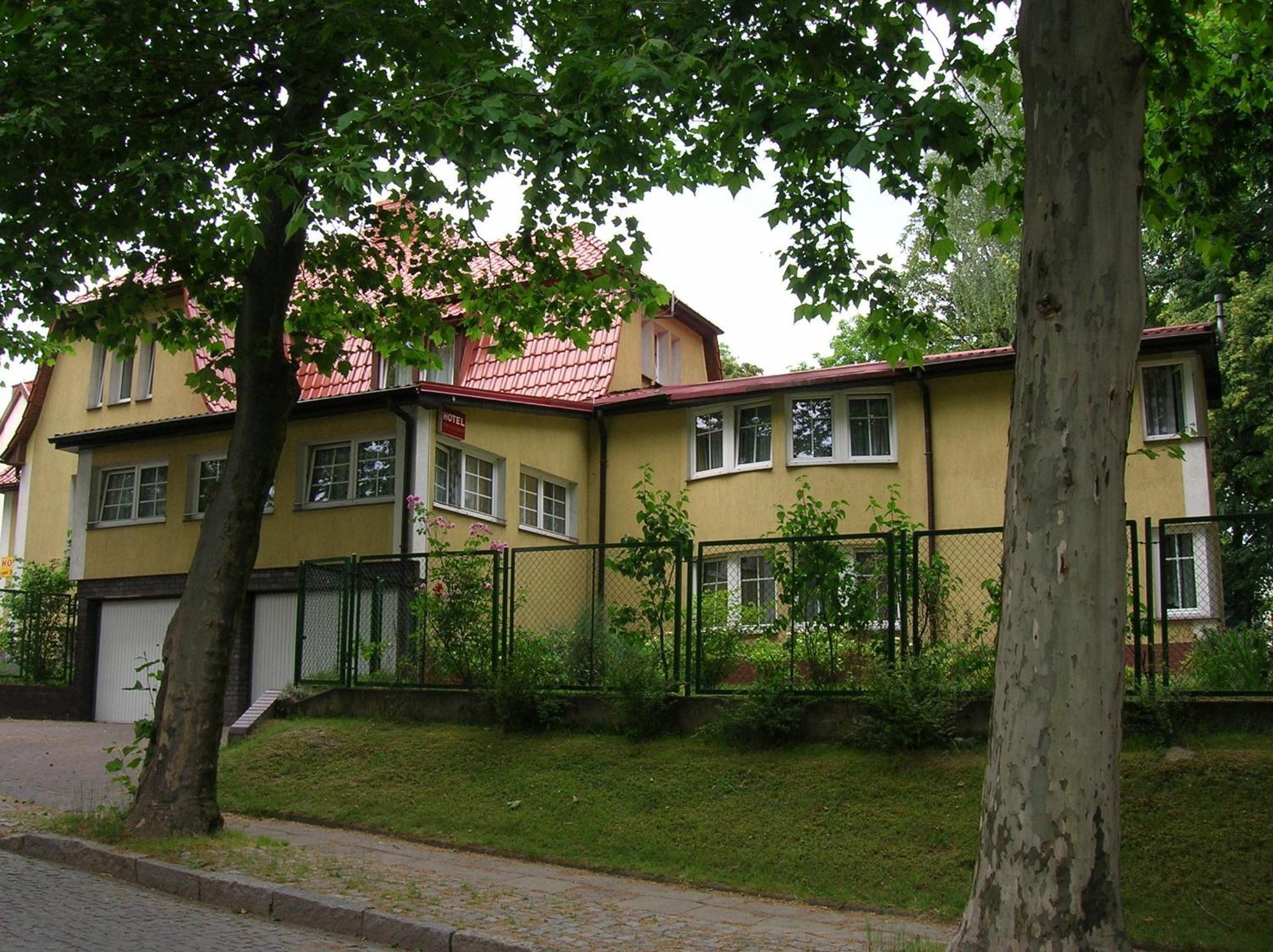 Hotel Pod Platanami Trzebnica Exterior foto