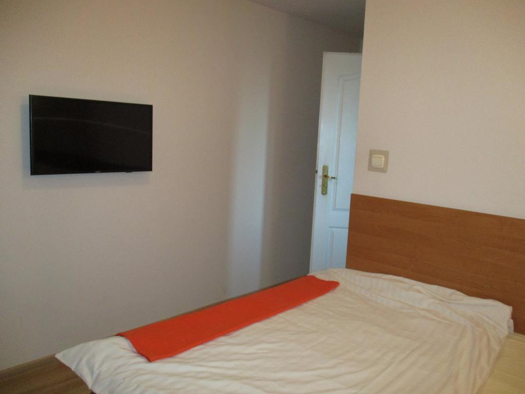Hotel Pod Platanami Trzebnica Exterior foto